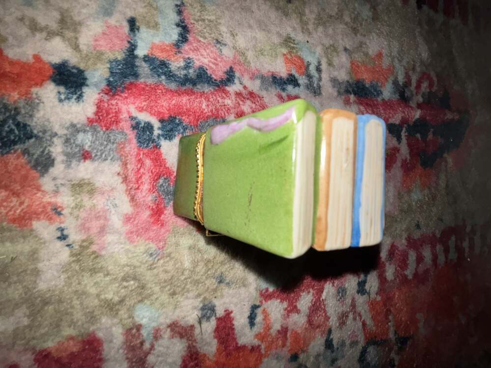 PHB Porcelain Hinged Trinket Box - Stacked Books with Mouse - Picture 3 of 8